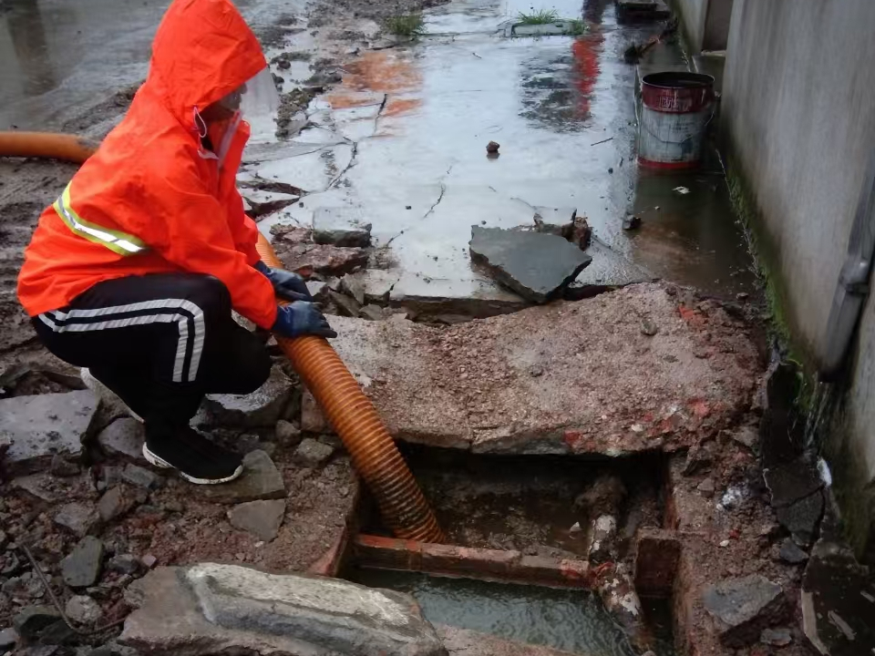 科尔沁专业清理污水池 炜誉市政以规范流程守护城市 “肠道”